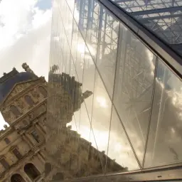 Luwr w Paryżu, odbicie w szklanej piramidzie. Idealne miejsce na paris visite pass.