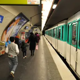 Dzieci idą z rodzicami na peronie stacji Miromesnil w paryskim metrze.