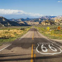 Droga Route 66 z malowniczymi skalistymi krajobrazami i znakami drogowymi. Odkryj wszystkie **route 66 atrakcje**!